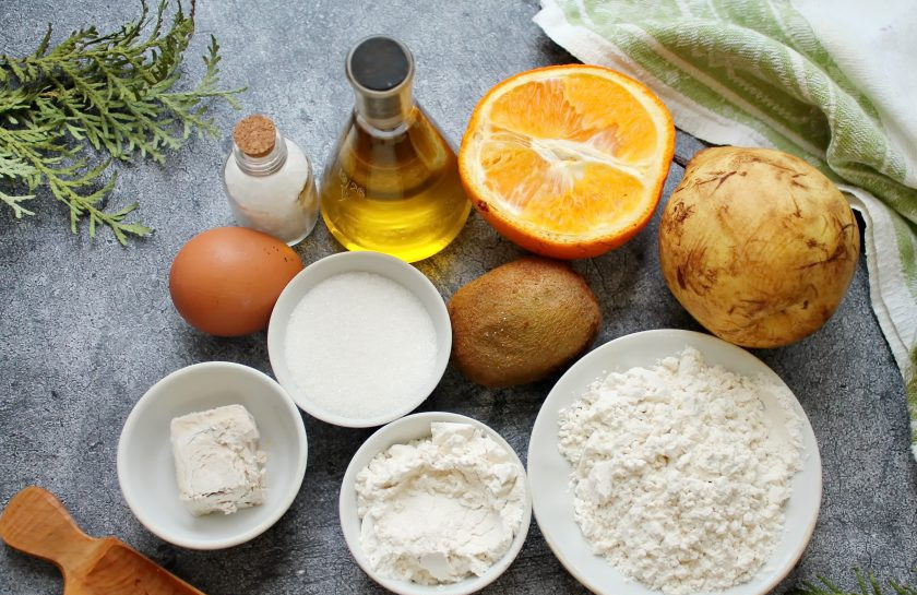 1. Этап. Пирожки с фруктами в духовке: Подготовьте все необходимые ингредиенты для приготовления пирожков с фруктами. Фрукты вымойте и обсушите.