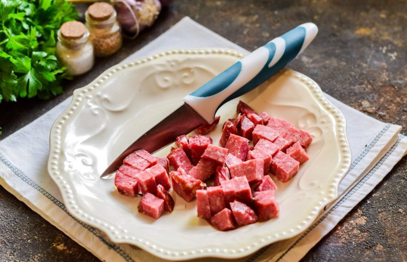 1. Этап. Салат Соренто: Копченую колбасу нарежьте небольшими кубиками.