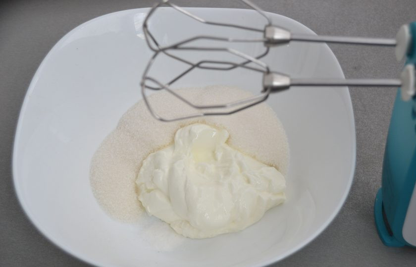 1. Этап. Бланманже из сметаны: Взбейте сметану с сахаром и ванилином на высокой скорости до пышности.
