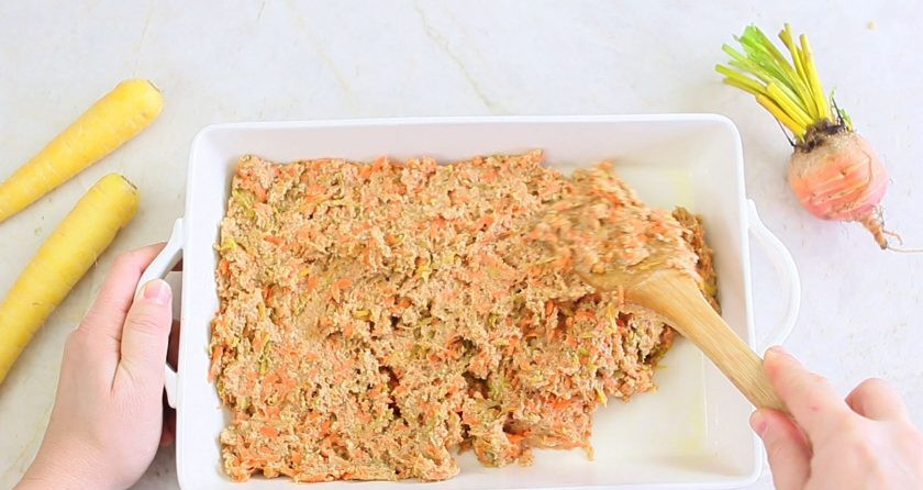 1. Этап. Морковный веганский торт: 5. Далее добавьте лимонный сок, сироп, пюре, морковь и свеклу. Замешайте тесто. Выложите его в прямоугольную форму для выпечки. Запекайте тесто 20 минут при 175 градусах в духовке.