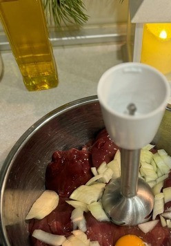 1. Этап. Печеночный рулет Две начинки: Печень, яйца, лук пробить блендером до однородной массы