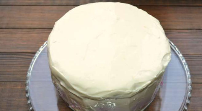 1. Этап. Торт чернично-муссовый: Извлекаем торт из холодильника и смазываем его кремом. Ставим в холодильник на полчаса.