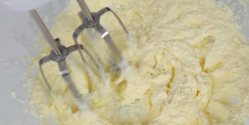 1. Этап. Нежный торт Мечта: 4. Просеянную муку соедините с разрыхлителем, содой и солью. Дно разъемной формы выстелите бумагой для выпечки с силиконовым слоем. Мягкое сливочное масло соедините с сахаром и ванильным сахаром, взбейте в течение 1 минуты.