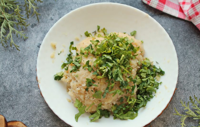 1. Этап. Люля-кебаб из щуки на сковороде-гриль: Добавьте в фарш нарезанную зелень, еще раз хорошо перемешайте и отбейте фарш до уплотнения. Миску с фаршем закройте пленкой и уберите на 30 минут в холодильник.