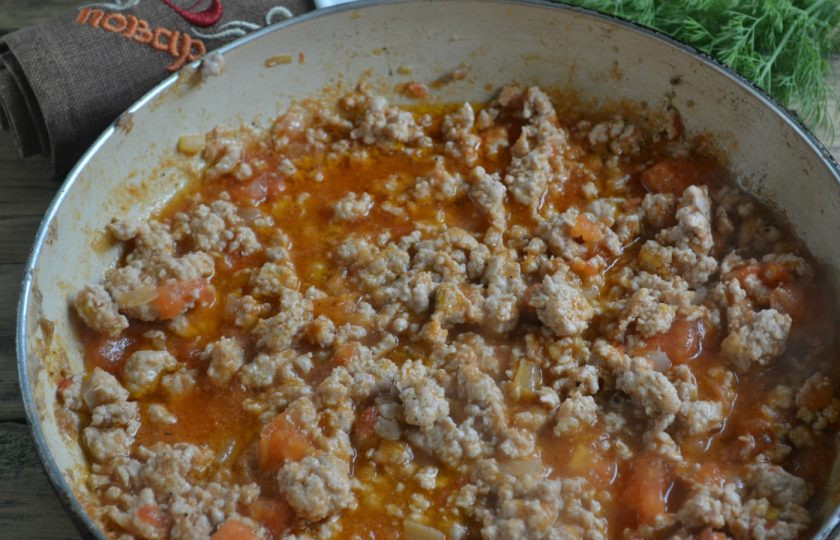 1. Этап. Лазанья классическая: Добавьте соль и тушите массу до готовности фарша и мягкости помидоров.