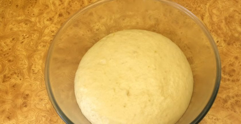 1. Этап. Постная плетенка из 7 жгутов: 3. Округлите тесто и переложите в миску, смазанную растительным маслом. Накройте тесто пленкой и оставьте на 3-4 часа при комнатной температуре. Выложите тесто на рабочую поверхность, присыпанную мукой.