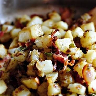 1. Этап. Картофель с беконом: 6. Перемешать с беконом и сразу подавать.