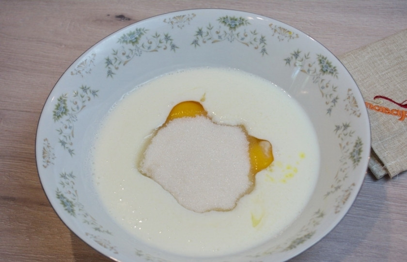 1. Этап. Вкусные кексы: Добавьте сахар, щепотку соли. Добавьте ванилин. У меня ванильная отдушка на основе растительного масла.