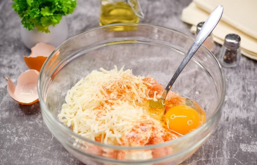 1. Этап. Рубленые котлеты в панировочных сухарях на сковороде: Вбейте в миску одно куриное яйцо.