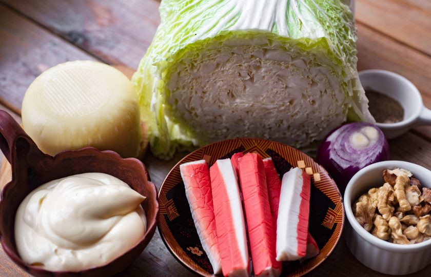 1. Этап. Салат с пекинской капустой, крабовыми палочками и сыром: Все ингредиенты можно сразу подготовить. Пекинскую капусту ополосните в проточной воде. Лук почистите.