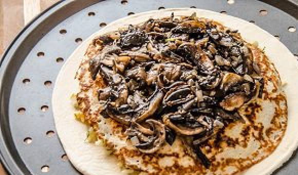 1. Этап. Курник из слоеного теста: Выкладываем второй слой из грибов, накрываем 2-3 блинами.