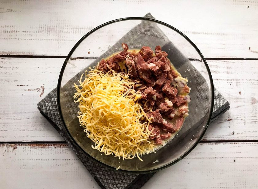 1. Этап. Горячие бутерброды с манкой: Ветчину мелко нарежьте. Сыр натрите на мелкой терке.