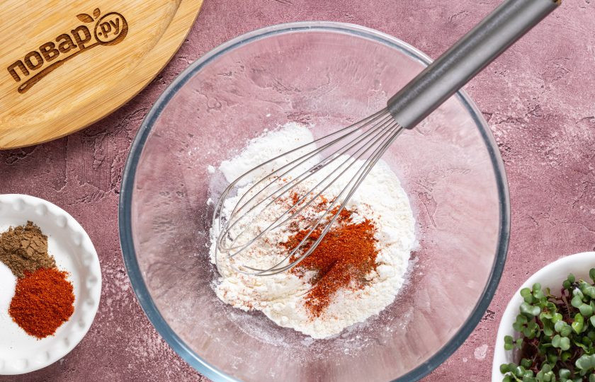 1. Этап. Хрустящие баклажаны в аэрогриле: В глубокой миске смешайте все специи с мукой и крахмалом.