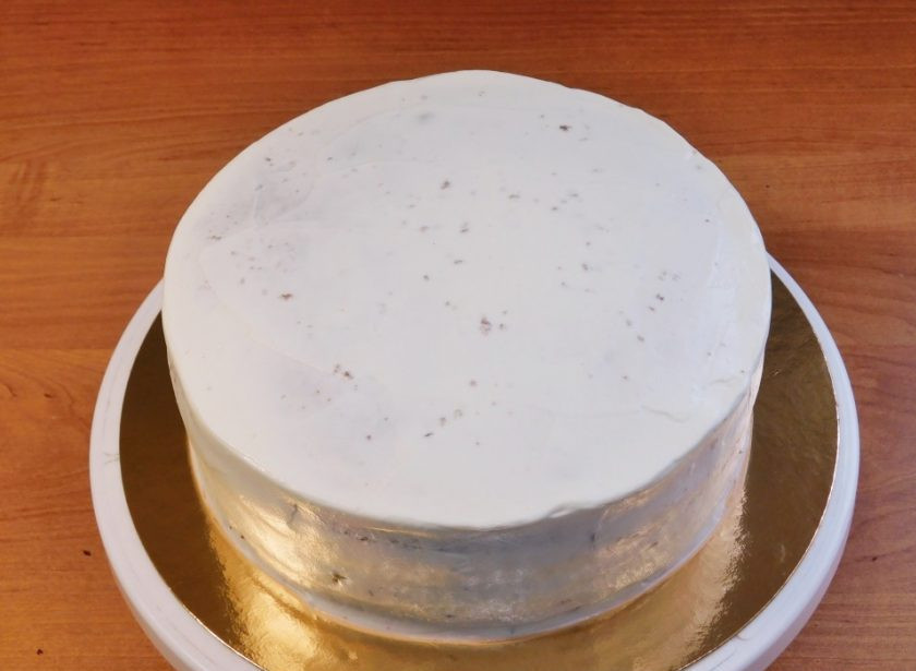 1. Этап. Английский морковный торт: Морковные коржи пропитайте сахарным сиропом или просто водой и промажьте сырным кремом. Уберите торт в холодильник, чтобы он немного застыл.