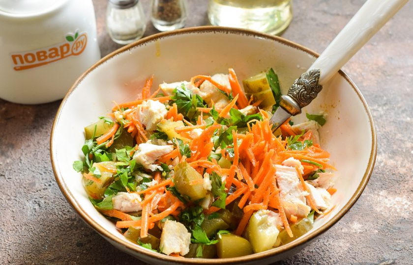 1. Этап. Салат с корейской морковью и маринованными огурцами: Добавьте в салат масло, соль и перец по вкусу. Перемешайте все и подавайте салат к столу.