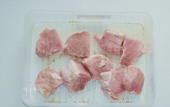 1. Этап. Шашлык с розмарином: Мясо посолите и поперчите по вкусу.