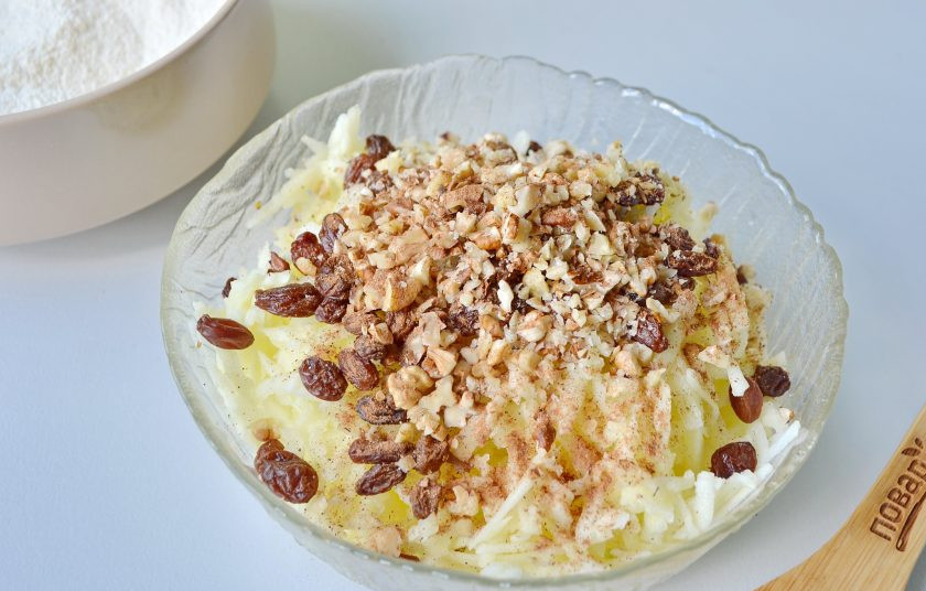 1. Этап. Яблочный пирог за 7 минут: 4. Добавьте к яблокам корицу, изюм, орехи, перемешайте. Вот еще минутка!