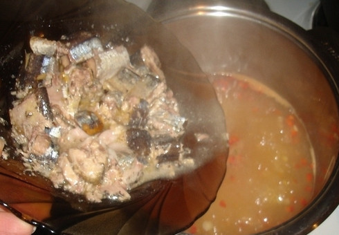 1. Этап. Сайровый суп: 5. Через 20 минут кладу в кастрюлю лук и морковь, добавляю размятую вилкой сайру и перемешиваю, варю 5 минут.