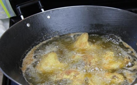 1. Этап. Жареные куриные крылышки: 3. Раскаляем в глубокой сковороде масло, обжарим в нем крылышки до готовности. Откинем затем на салфетку, чтобы лишний жир стек.