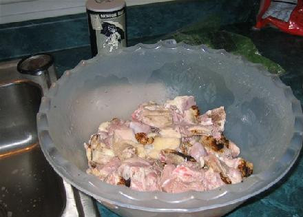 1. Этап. Утка Карри Суринам: Порежьте утку на куски и промойте перед приготовлением.