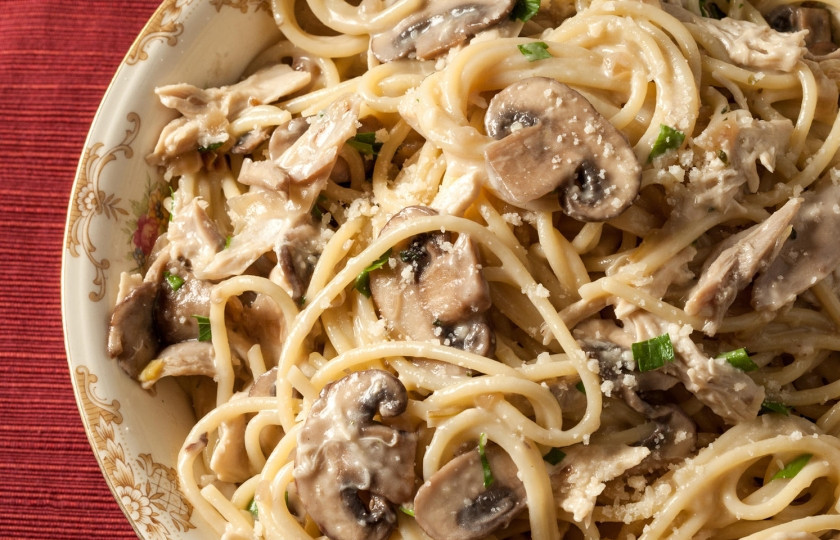 1. Этап. Спагетти под грибным соусом: 4. И вот, добавим спагетти, все вместе потушим еще пару минут - и подаем к столу!