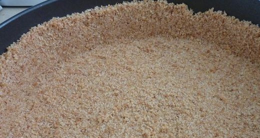 1. Этап. Чизкейк с ягодами: Крекерную массу утрамбуйте в круглую форму, сделав бортики.