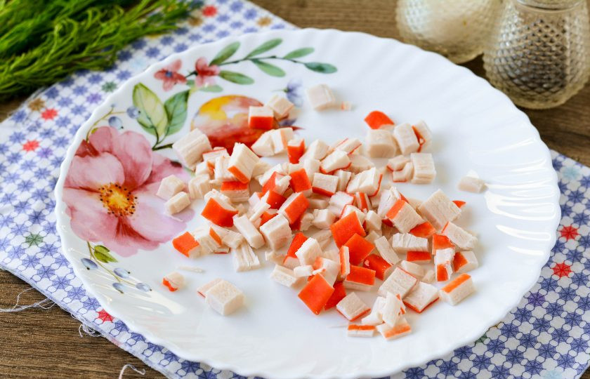 1. Этап. Салат Океан с крабовыми палочками: Размороженные крабовые палочки нарежьте кубиками.