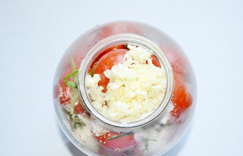 1. Этап. Помидоры под снегом: Аккуратно слейте воду. Добавьте в баночку соль, сахар, уксус и чеснок.