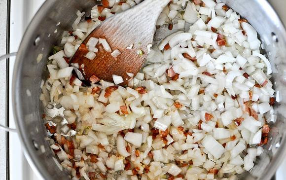 1. Этап. Жаркое из курицы, фасоли и овощей: 1. Нарезать бекон. Нарезать курицу, чили и луковицу кубиками. Измельчить чеснок. Нарезать помидоры. Обжарить бекон в разогретой кастрюле около 3 минут. Добавить в кастрюлю к бекону лук и чеснок.