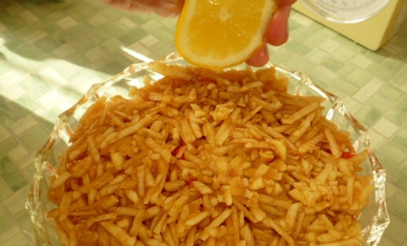 1. Этап. Салат с маринованными шампиньонами: Яблоки полейте соком половины лимона.