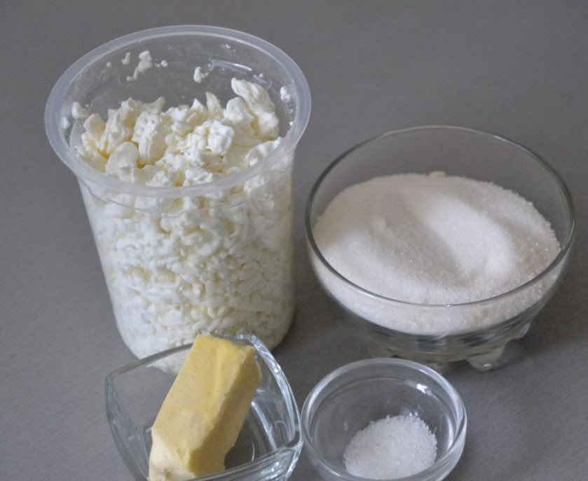 1. Этап. Жареный творог: Подготовьте ингредиенты.