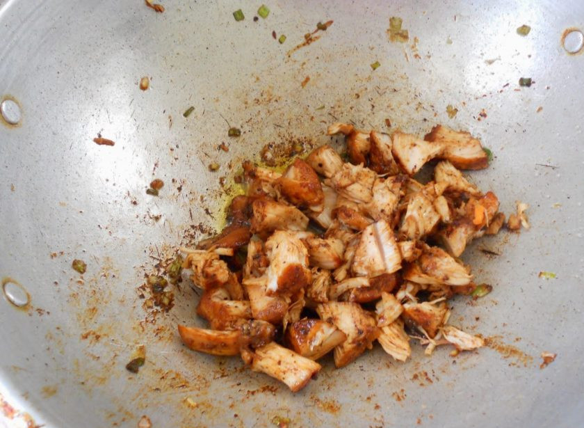 1. Этап. Китайская лапша с курицей: 11. Выложите уже обжаренную нарезанную кусочками курицу.