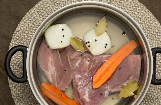 1. Этап. Настоящий украинский борщ: 1. Сперва сварите бульон: в кастрюлю налейте воду, выложите в нее вымытое мясо, разрезанные пополам лук и морковь. Добавьте лавровый лист и горошины перца. Отправьте кастрюлю на огонь, варите её содержимое после закипания от 90 до 120 минут, регулярно снимайте пену.