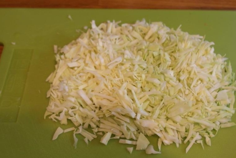 1. Этап. Ленивые голубцы (рецепты в мультиварке): 3. Капусту нужно нашинковать как можно мельче (можно воспользоваться блендером или комбайном с мелкой теркой).