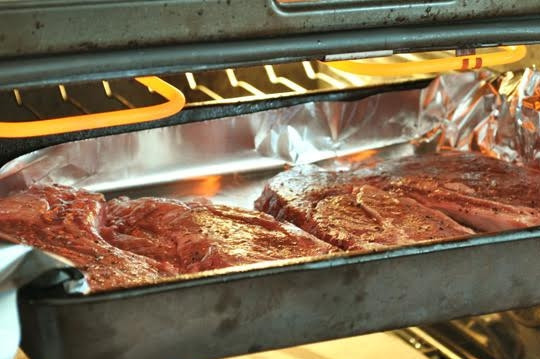 1. Этап. Стейк из свинины в духовке: 2. Включите верхний гриль в духовке и как следует разогрейте. Подготовьте жаропрочную форму, застелите ее пергаментом или фольгой. Мясо взбрызните растительным маслом со всех сторон. При желании в рецепт приготовления стейка из свинины в духовке можно использовать также острый соус, которым смазать мясо перед запеканием. Когда гриль как следует разогрелся, отправьте форму в духовку, установив решетку довольно высоко.