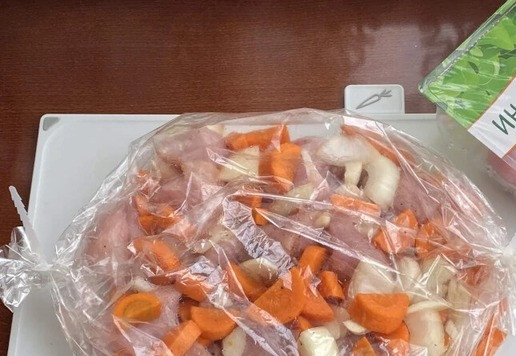 1. Этап. Шадлав: Филе индейки ТМ Индилайт, морковь, луковицу нарежьте на не большие кусочки. Перемешайте с солью и молотым перцем, переложите в пакет для запекания и поставьте в разогретую до 170* духовку. Запекайте до готовности.