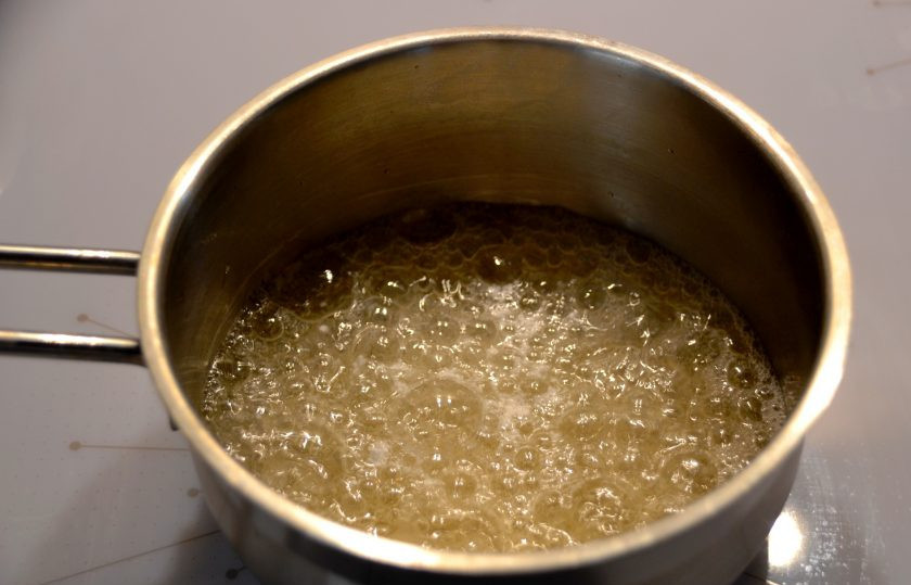 1. Этап. Корзиночки с белковым кремом по ГОСТу: Когда температура сахарного сиропа будет примерно 110 градусов, всыпьте в него лимонную кислоту, доведите до температуры около 120 градусов. Это примерно через 5 минут после закипания. Если нет специального термометра, можно проверить сироп на 