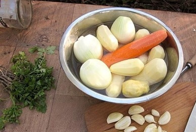 1. Этап. Утка, тушенная с картошкой в казане: Пока утка обжаривается, очистим овощи.