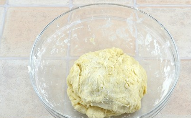 1. Этап. Самса с куриным филе: Вливаем 100 мл. холодной воды, делаем 