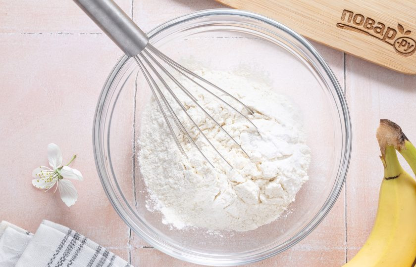 1. Этап. Банановые крекеры: В глубокую миску просейте муку. Добавьте соль и соду, все перемешайте.