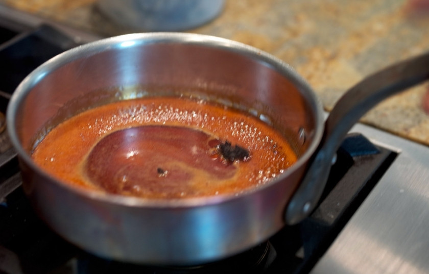 1. Этап. Тарт Татен с яблоками: В сотейник насыпаем сахар и ставим на средний огонь. Готовим карамель, сахар должен расплавится и приобрести приятный оттенок. Главное в этом деле не сжечь карамель. В конце присыпаем корицей (соскобленной ножом).