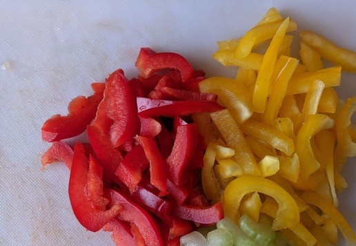 1. Этап. Салат Ворожея с тунцом и черносливом: Перец чистим, режем тонкими полосками, сельдерей также полосками.