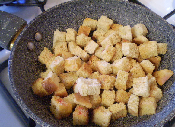 1. Этап. Гороховый суп-пюре с гренками: Когда суп почти готов, можно приготовить гренки. Порежьте белый хлеб кубиками. Разогрейте масло растительное. Бросьте хлеб на сковороду. Посолите, используйте любимые специи, можно щепотку паприки добавить. Жарьте на медленном огне до красивого цвета, постоянно перемешивая, чтобы не пригорели. Выключите огонь, и оставьте хлеб сохнуть. Можно сделать то же самое в духовке.