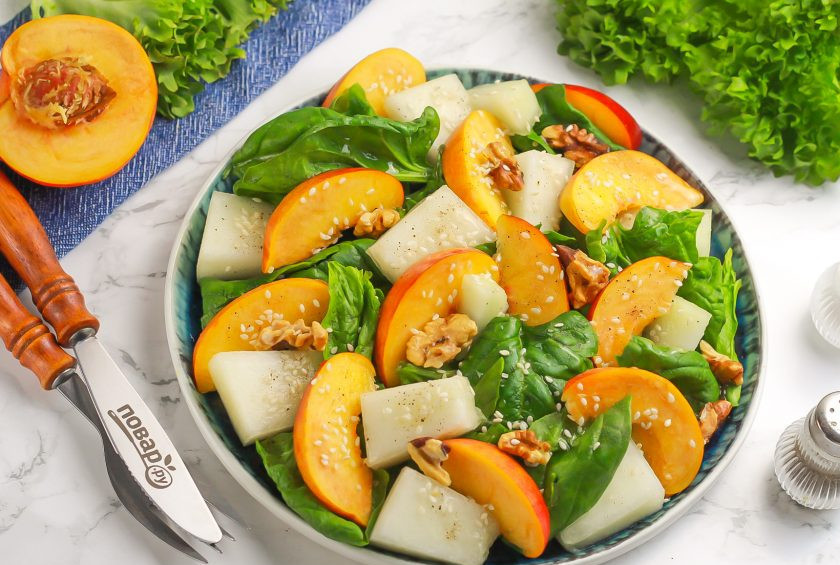 1. Этап. Салат с нектаринами и дыней: Подайте вкусный салат с нектаринами и дыней к столу сразу же после его приготовления. Приятного вам аппетита!