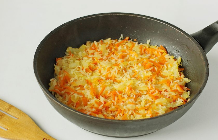 1. Этап. Рис с копченой курицей: Обжарьте рис помешивая в течение 2-3 минут, чтобы он хорошо пропитался маслом.