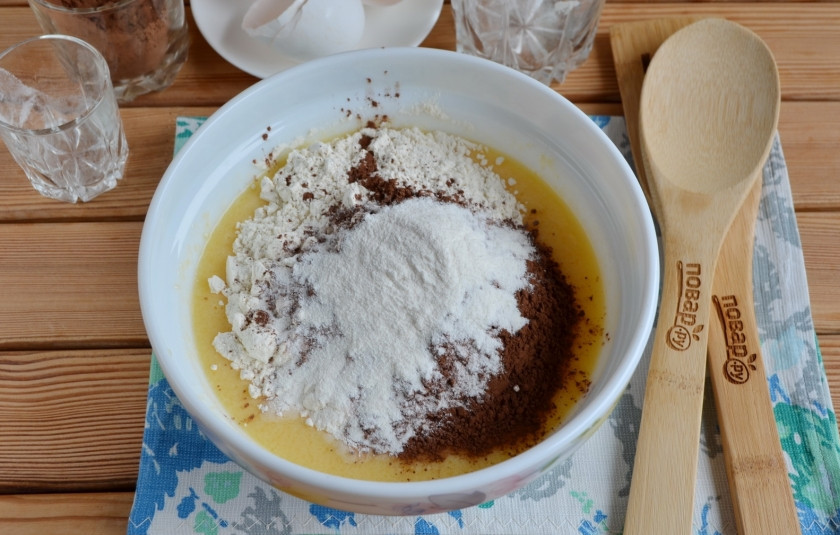1. Этап. Быстрый шоколадный торт: Всыпьте полтора стакана муки, 3 ст.л какао порошка, разрыхлитель. Венчиком соедините продукты.