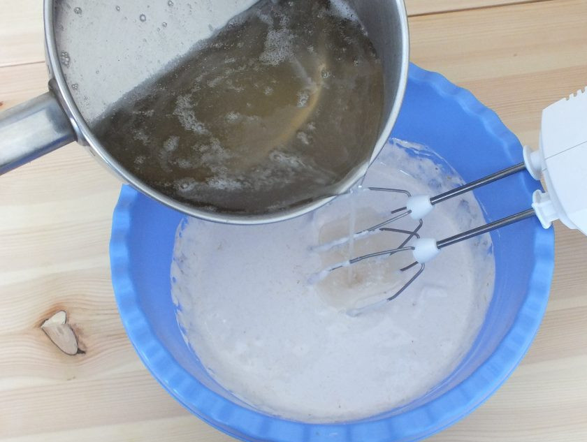 1. Этап. Зефир из персиков: Непрерывно взбивая, добавьте горячий сахарный сироп тонкой струйкой. Взбивайте 7 минут.