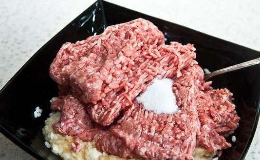 1. Этап. Тефтели в томате: 3. Добавьте к рису фарш (в данном случае это микс говядины и свинины), перец и соль по вкусу.