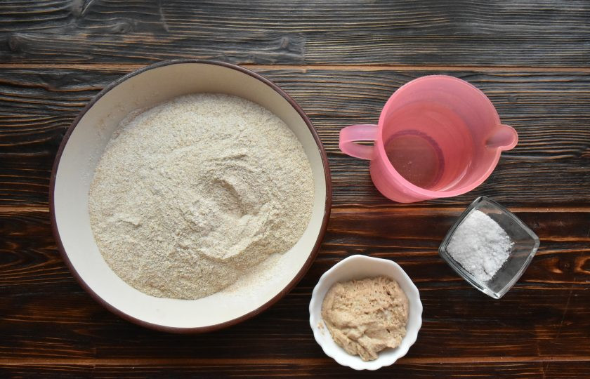 1. Этап. Цельнозерновой хлеб на закваске в хлебопечке: Подготовьте продукты для приуготовления 100% цельнозернового хлеба. Воду используйте холодную, фильтрованную. Муку можно взять разной степени помола, например 270 грамм тонкого и 30 грамм муки грубого помола.