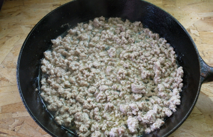 1. Этап. Ленивые пирожки с мясом: Разогрейте в сковороде растительное масло. Выложите в сковороду сырой фарш. Бысро разбейте кусочки и, помешивая, доведите фарш до побелевшего состояния. Мясо слегка схватится. Приобретет светлый оттенок. Влейте воду/бульон и продолжайте разбивать комочки, уварите жидкость полностью.